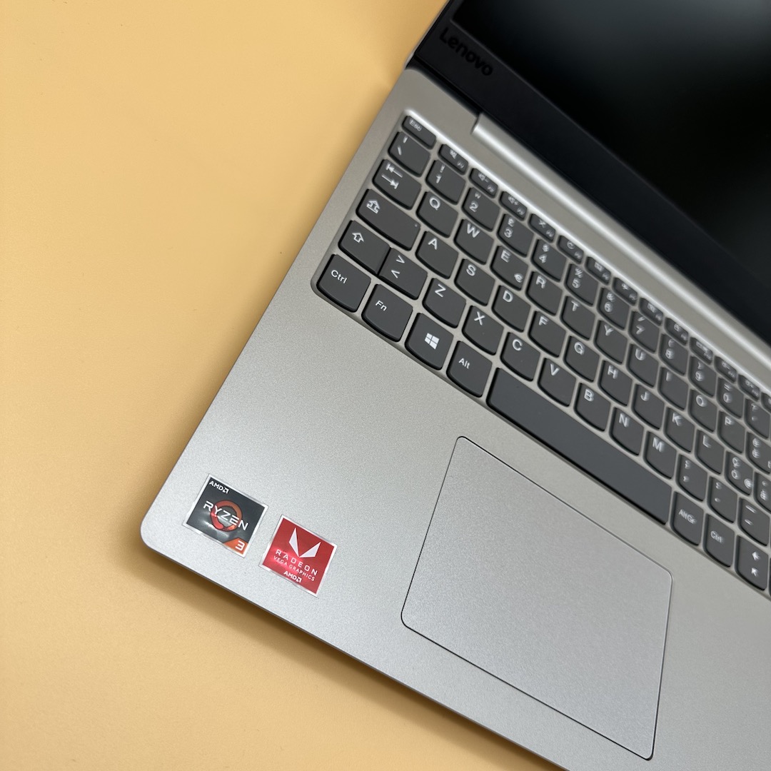 Lenovo IdeaPad 330s 15" Ricondizionato (AMD Ryzen 3, 8GB, 256GB SSD) - Windows 10 - Buono - immagine 3