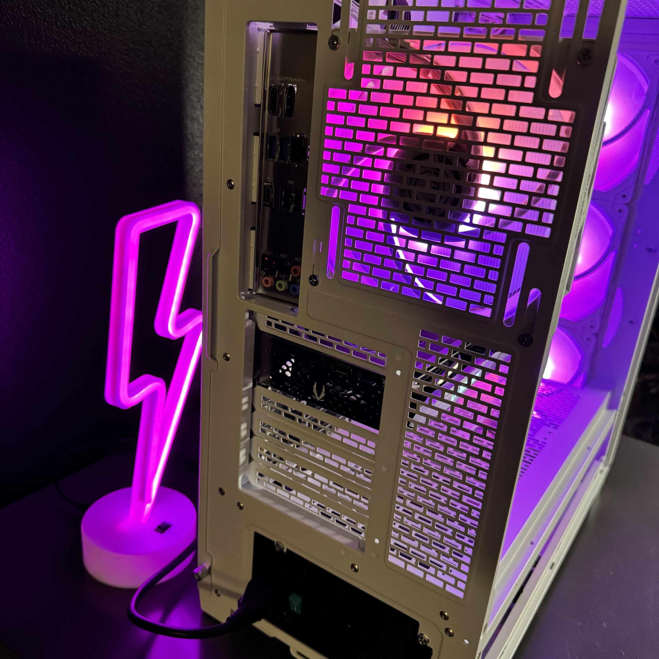 PC Gaming Assemblato MSI (i5 6-core, 32 GB, RTX 4060 8GB, 1.5TB, WiFi) - Windows 11 - NUOVO (Pre-ordine) - immagine 3